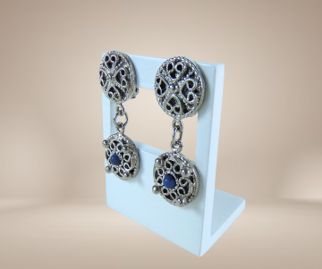 Oosterse lange dubbele filigraan oorbellen faux lapis lazuli clips beige achtergrond 2