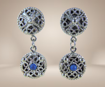 Oosterse lange dubbele filigraan oorbellen faux lapis lazuli clips beige achtergrond 4