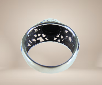 Opengewerkt zilver ring ovale onyx beige achtergrond 1