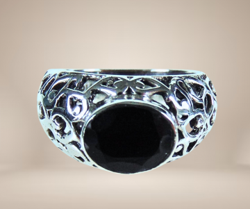 Opengewerkt zilver ring ovale onyx beige achtergrond 2