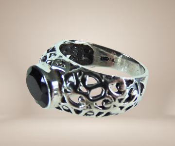 Opengewerkt zilver ring ovale onyx beige achtergrond 3