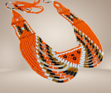 Oranje petit point beads vossenkop ketting beige achtergrond