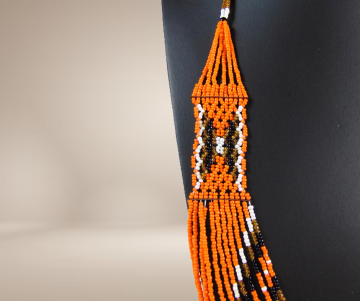 Oranje petit point beads vossenkop ketting beige achtergrond 1