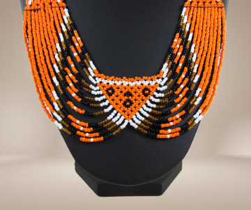 Oranje petit point beads vossenkop ketting beige achtergrond 2