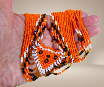 Oranje petit point beads vossenkop ketting beige achtergrond 5