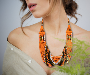 Oranje petit point beads vossenkop ketting op dame