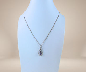 Ovale druppel amethist zilveren hanger ketting beige achtergrond 1