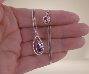 Ovale druppel amethist zilveren hanger ketting beige achtergrond 3