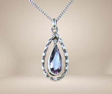 Ovale druppel amethist zilveren hanger ketting beige achtergrond 4