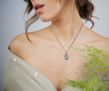 Ovale druppel amethist zilveren hanger ketting op dame