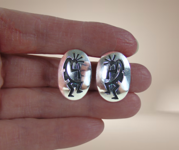 Ovale navajo hopi zilver kokopelli overlay oorbellen beige achtergrond