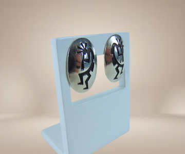 Ovale navajo hopi zilver kokopelli overlay oorbellen beige achtergrond 2