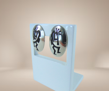 Ovale navajo hopi zilver kokopelli overlay oorbellen beige achtergrond 3
