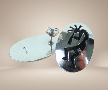 Ovale navajo hopi zilver kokopelli overlay oorbellen beige achtergrond 5