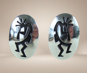 Ovale navajo hopi zilver kokopelli overlay oorbellen beige achtergrond 6