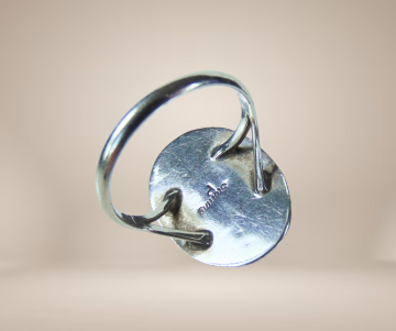 Ovale navajo zilver malachiet shadowbox ring beige achtergrond