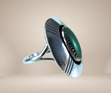 Ovale navajo zilver malachiet shadowbox ring beige achtergrond 1
