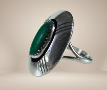 Ovale navajo zilver malachiet shadowbox ring beige achtergrond 2