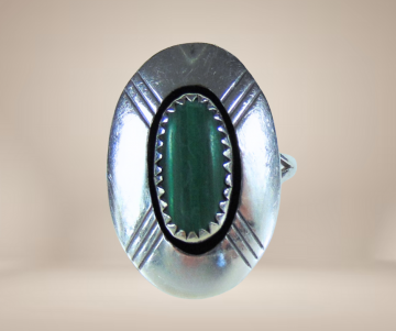 Ovale navajo zilver malachiet shadowbox ring beige achtergrond 3