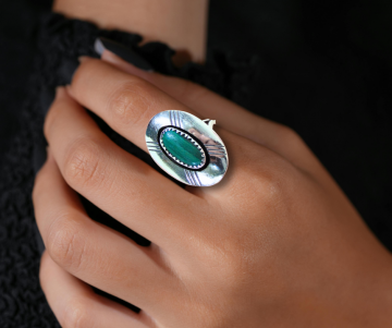 Ovale navajo zilver malachiet shadowbox ring op hand