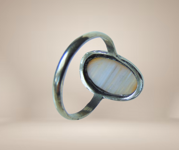 Ovale streepagaat zilver ring beige achtergrond