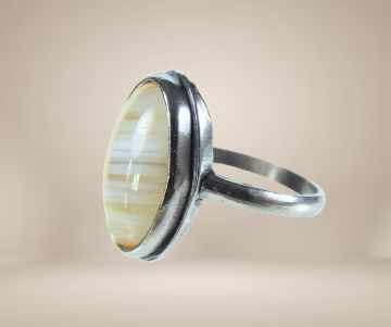 Ovale streepagaat zilver ring beige achtergrond  1