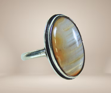 Ovale streepagaat zilver ring beige achtergrond  2