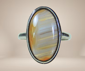 Ovale streepagaat zilver ring beige achtergrond  3