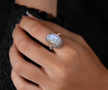 Ovale streepagaat zilver ring op hand