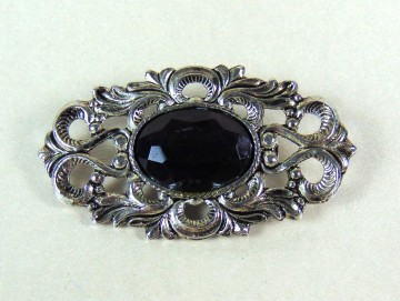 Ovale verzilverde opengewerkte broche dieppaarsrode glassteen 2