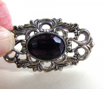 Ovale verzilverde opengewerkte broche dieppaarsrode glassteen 3