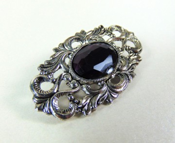 Ovale verzilverde opengewerkte broche dieppaarsrode glassteen 5