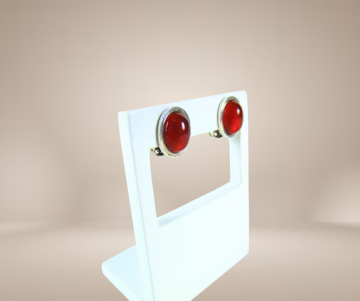 Ovale zilver carneool clip oorbellen beige achtergrond 1