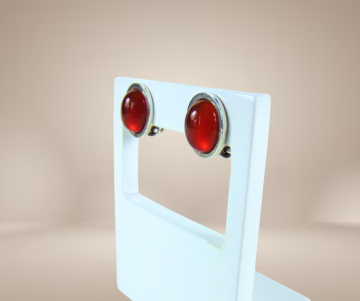 Ovale zilver carneool clip oorbellen beige achtergrond 2