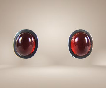 Ovale zilver carneool clip oorbellen beige achtergrond 3