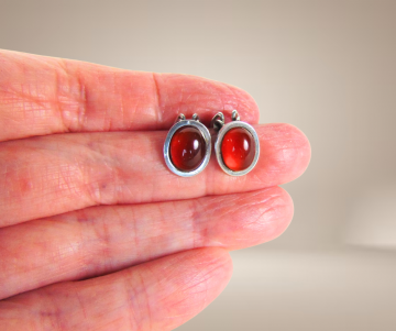 Ovale zilver carneool clip oorbellen beige achtergrond 4