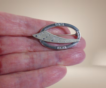 Ovale zilveren space age  beige achtergrond 3