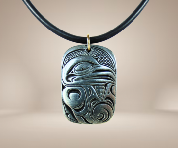 Pewter canada tinnen tribal hanger rubber ketting beige achtergrond 1