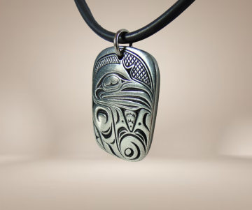 Pewter canada tinnen tribal hanger rubber ketting beige achtergrond 2