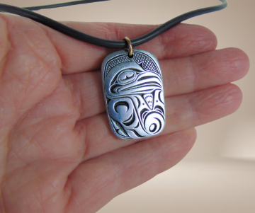 Pewter canada tinnen tribal hanger rubber ketting beige achtergrond 3