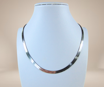 Platte schakel brede visgraat ketting aci beige achtergrond