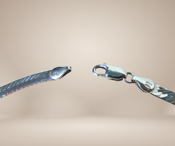 Platte schakel brede visgraat ketting aci beige achtergrond  1