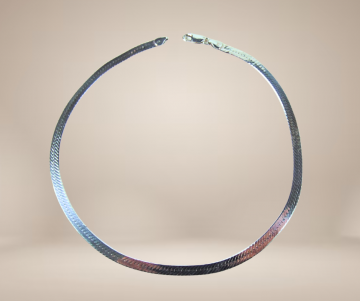 Platte schakel brede visgraat ketting aci beige achtergrond  2