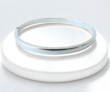 Platte zilveren slavenarmband op display