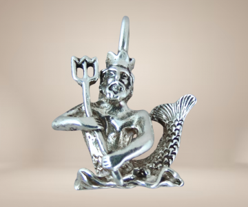 Poseidon neptunus zilveren bedel met drietand beige achtergrond 1