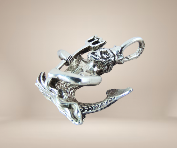 Poseidon neptunus zilveren bedel met drietand beige achtergrond 2