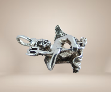 Poseidon neptunus zilveren bedel met drietand beige achtergrond 3