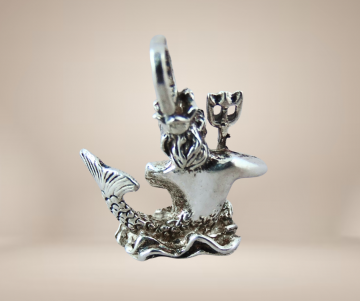 Poseidon neptunus zilveren bedel met drietand beige achtergrond 4