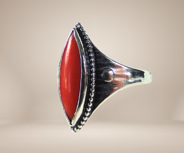 Puntige amsterdamse school zilver koraal ring beige achtergrond 1