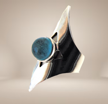 Puntige moderne design zilver topaas ring beige achtergrond 2